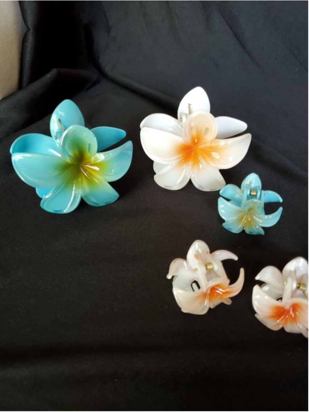 6 floral claw clips in varying sizes and colors. Bring the tropics to you